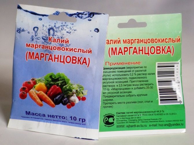 В России продажа марганцовки в аптеках сейчас ограничена в связи с тем, что перманганат калия является прекурсором – веществом, использующимся для кустарного синтеза наркотических веществ. Однако в садоводческих центрах его продают по-прежнему свободно.